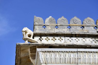 Hindistan 'daki Adenatha Jain Tapınağı Ranakpur' un çatısına oyulmuş heykeller.