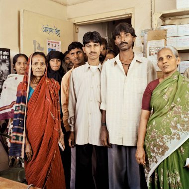 Bir binanın kalabalık girişi, huzurevleri ve klinikler, Bombay şimdi Mumbai, Maharashtra, Hindistan 