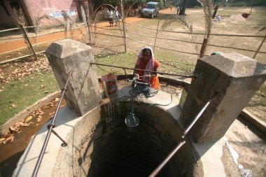 Jharkhand, Hindistan 'daki kuyudan su çeken kadın. 