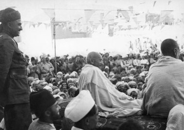 Mahatma Gandhi, Afganistan 'ın kuzeybatı sınır bölgelerine yaptığı ziyaret sırasında Han Abdul Gaffar Khan ile konuşuyor, Ekim 1938