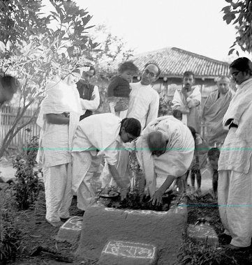 Mahatma Gandhi ve Abha Gandhi, Ağustos 1944 'te Sevagram Ashram' da, Abha Gandhi Pyarelal Nayar 'ın arkasında, yeğeni Nandini' yi, Prabhudas Gandhi 'nin yeğeni Mahatma Gandhi' nin yeğenini taşıyan bir tül ağacı dikiyorlar. 