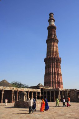 Quwwat-ul-Islam camii ve Kutub Minar 1311 kırmızı kumtaşı kulesinde, Hint-Müslüman sanatı, Delhi sultanlığı, Delhi, Hindistan UNESCO Dünya Mirası Sitesi 'nde inşa edildi.