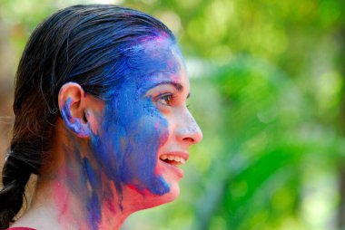 Güney Asyalı aktör Dia Mirza Holi festivalini, Bombay Mumbai, Maharashtra, Hindistan 'ı kutluyor  