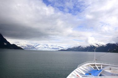 Hubbard buzuluna yaklaşan yolcu gemisi Alaska 'daki en uzun gelgit suyu buzulu Saint Elias ulusal parkı, Dischantment Bay, Alaska, Amerika Birleşik Devletleri.