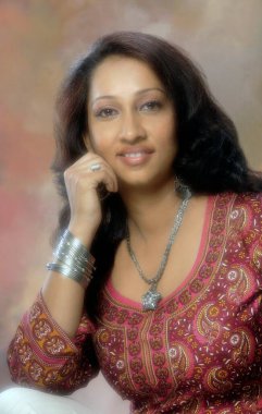 Yanak yanağa poz veren kadın portresi 