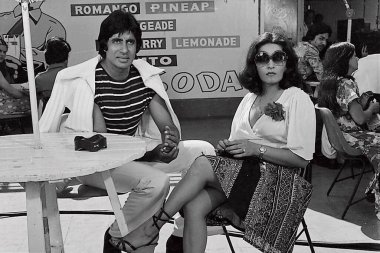 Güney Asyalı Bollywood oyuncusu Amitabh Bachchan ve Kay tee Mirza Hindistan 'ın Shaan şehrinin setinde 