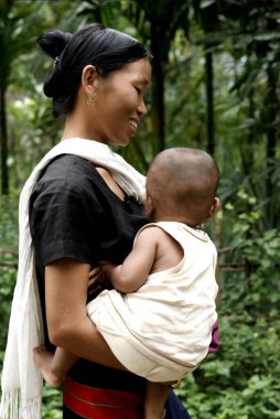 Chakama kabilesinden çocuklu kadınlar, Diyun, Arunachal Pradesh, Hindistan 
