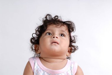 Bebek yukarılara bakıyor. 