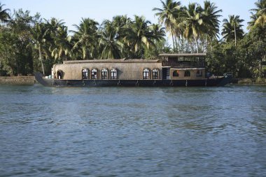 Kottayam 'dan Alleppey, Alappuzha, Kerala, Hindistan' a kadar arka sularda yüzen ev. 