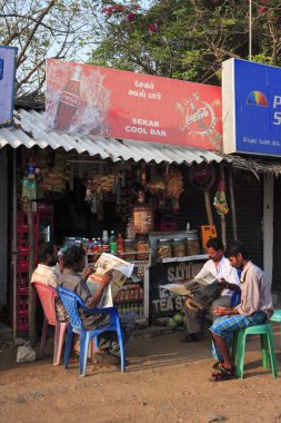 Köylüler sabahları dükkanın önünde gazete okuyorlar, Mahabalipuram, Chengalpattu Bölgesi, Tamil Nadu 