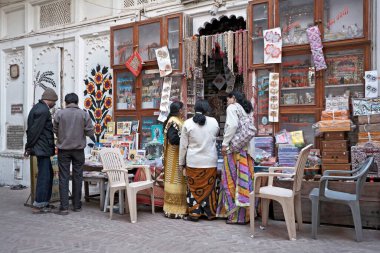 Hindistan Asya 'daki Nathdwara Rajasthan Tapınağı' nda dini kitap ve hediyelik eşya dükkanı.