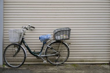 Sepet taşıyıcılı bayan bisikleti, kamakura, japan