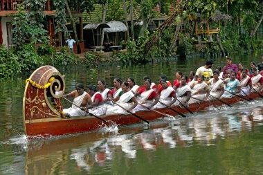 Alleppey Kerala Hindistan 'daki Punnamada Gölü' nde yılan tekneleri yarışıyor. 