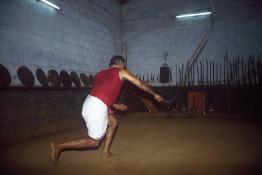 Kalaripayattu Geleneksel Kerala Dövüş Sanatı Sri Muralidharan Gurukal ve müritleri Kottayam, Kerala, Hindistan 