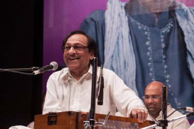 Pakistanlı gazel ve playback şarkıcısı Ghulam Ali Khan Mumbai, Hindistan, Asya 'da sahne alacak.