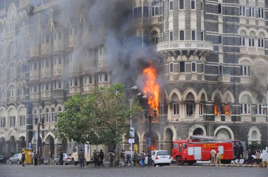 26 Kasım 2008 'de Bombay Mumbai, Maharashtra, Hindistan' da Deccan Mücahitlerin düzenlediği terör saldırısından sonra, Taj Mahal Oteli ve İtfaiye Ekibi içinde yangın çıktı.