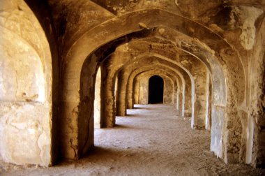 Babür harabelerinin sütunları ve kemerleri, Burhanpur, madhya pradesh, Hindistan 