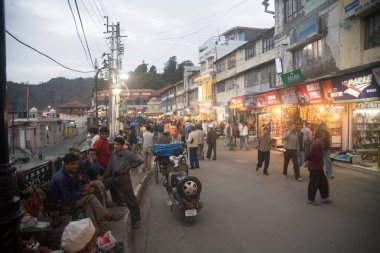 Pazar yolu akşam ışığında kalabalıklaştı, Mussoorie, Uttaranchal, Hindistan 