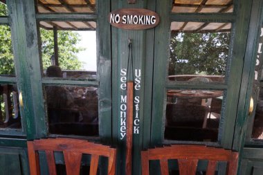 Mizah tabelası, Rokeby Malikanesi, Emilys yemek odası, Landour, Mussoorie, Uttarakhand, Hindistan, Asya 