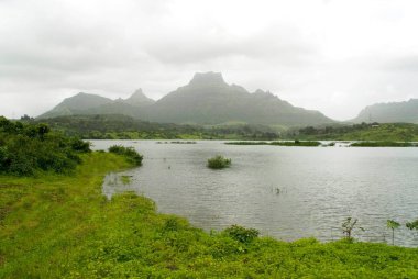 Panvel Barajı ve Muson Dağları Chanderi, Taluka Panvel, Raigad Bölgesi, Maharashtra, Hindistan 