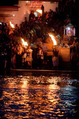 Pooja, Ganga Haridwar nehrinde sahneleniyor Uttarakhand Hindistan Asya 