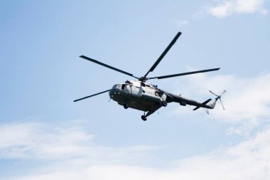 Mavi bulutlu gökyüzünde helikopter, Hindistan  