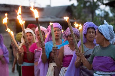 Manipuri kadınları kendilerini kadın, Imphal, Manipur, Hindistan 'daki hakları için savaşan Meira Paibis (meşale taşıyıcısı) olarak organize ettiler. 