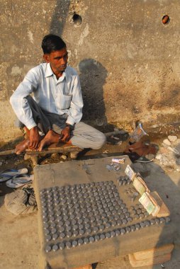 Dharamshala, Himachal Pradesh, Hindistan 'da para değişimi.   