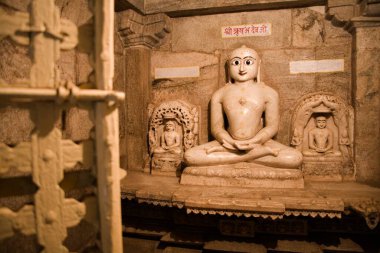 Teerathnkar Shri Rishabh Devji 'nin üç İdolü ortada ve Shri Dada Guruji (solda ve sağda) Meditasyon Padri yogic duruşu dhyan; 2000 yıllık antik eser Adinath Jain tapınağı; Delwara; Udaipur; Rajasthan; Hindistan