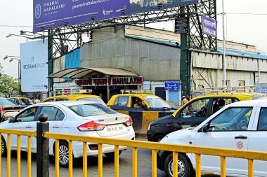 Mahalaxmi Tren İstasyonu girişi, Mumbai, Maharashtra, Hindistan, Asya 