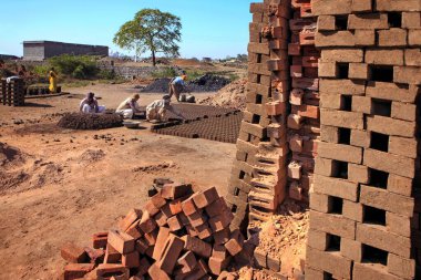 Adam tuğla yapıyor, barwani, madhya pradesh, Hindistan, Asya 