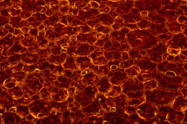 Su yüzeyindeki su ve yağ deseni desenler oluşturuyor 