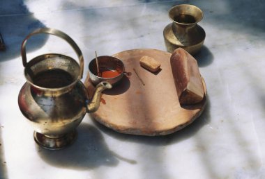 Kahve fincanı ve kahve masanın üstünde. 