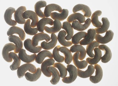 Kaju fıstığı, beyaz arka planda kaju kurutulmuş meyve.