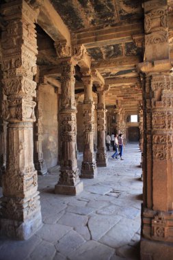 Qutab Minar kompleksinin 1311 yılında inşa edilen Quwwat-ul-Islam camii ve sütunları ayrıntıları, Hint-Müslüman sanatı, Delhi, Hindistan UNESCO Dünya Mirası Sitesi 