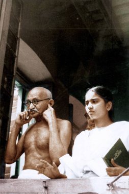 Mahatma Gandhi 15 Ağustos 1947 'de göstericiler, Kalküta, Batı Bengal, Hindistan, Asya' ya karşı kulaklarını tıkadı. 