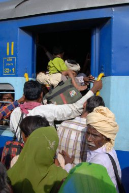 Kalabalık tren istasyonundaki vagona binmeye çalışıyor, Jodhpur, Rajasthan, Hindistan 