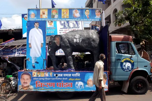stock image A replica of Elephant, the election symbol of Bahujan Samajwadi Party (BSP) is being created by the local candidate in Nagpur, Maharashtra, India  