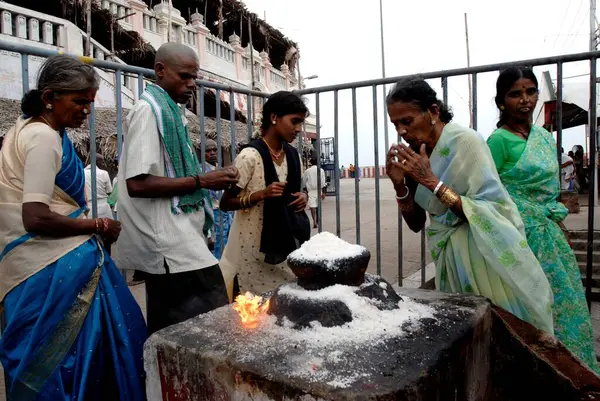 Tuz, Tirutani, Tamil Nadu, Hindistan 'a tapanlar  