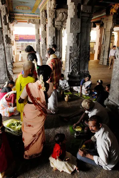 Tapınakta yemek yiyen fanatikler Meenakshi Sundareswarar Tapınağı Urchava mandap, Swamimalai, Tamil Nadu, Hindistan 