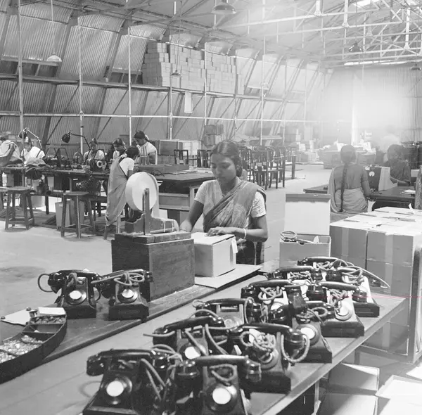 Montaj hattındaki işçiler, telefon fabrikası, Bangalore, Karnataka, Hindistan 'da telefon aletleri üretimi, 1950 yılı.  