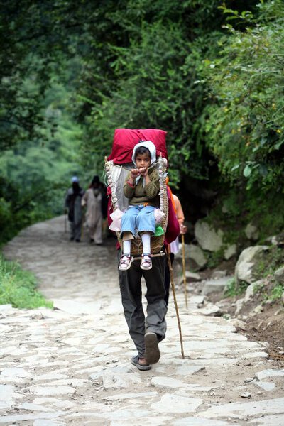 Преданные походы, сикхи святилище Шри Хемкунд Сахиб расположен (4320 метров в высоту) в Говинд гат, который является воротами в Бхвундар или Лакшман Ганга долине, Уттаранчал, Индия 