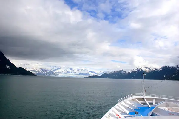 ハバード氷河に接近するクルーズ船 アラスカ最長の潮流氷河 セント イライアス国立公園 ダイゼンチャント湾 アラスカ アメリカ合衆国 ストック画像
