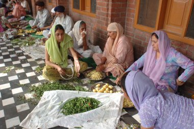 Langar, halk mutfağı, ücretsiz guru ka langar, guru Amar Das tarafından sunulan guru mutfağı kast engellerini eritmek ve binlerce hacıya gönüllü hizmet, Altın Tapınak, Amritsar, Punjab, Hindistan yoluyla bedava yiyecek sağlamak için 
