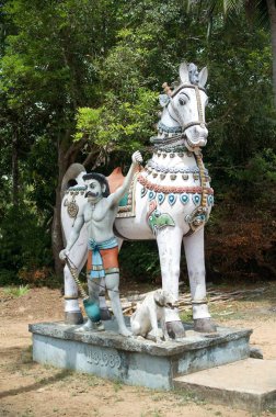 At heykeli ve bekçi köpeği, Tamil Nadu, Hindistan 