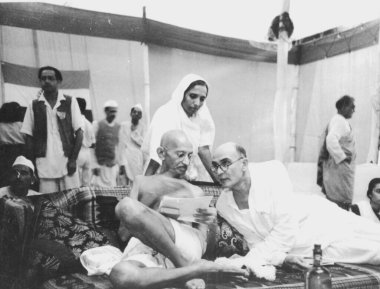 Mahatma Gandhi ve iş arkadaşı Rajendra Prasad Birla Evi, Mumbai, Maharashtra, Hindistan, 1942 - MUDEL KURUMU