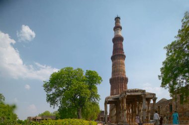 Qutab Minar kompleksi, Delhi, India