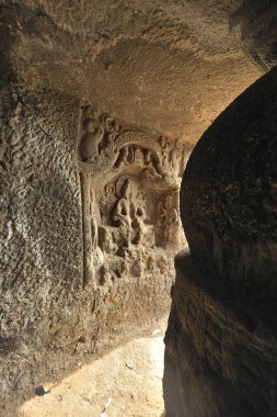 Soluk Budist mağarasında kırık heykel, Mahad, Raigad Raigarh, Maharashtra, Hindistan 