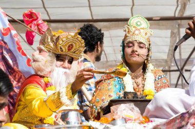 Erkek ve kız birbirine benziyor Brahma ve Saraswati, Push-Karmela, Rajasthan, Hindistan, Asya 