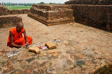 Keşiş Budist bölgesinde namaz kılıyor, Sarasvati, Uttar Pradesh, Hindistan 
